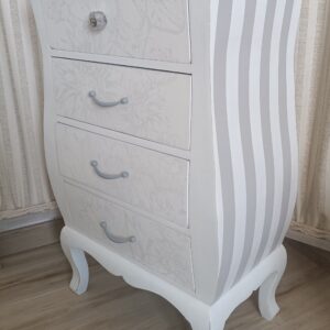 Chiffonnier 4 tiroirs blanc, papier peint sur la façade des tiroirs et intérieur. Rayures grises sur les coté