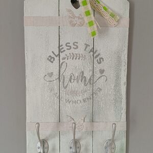 Porte manteau mural blanc, cérusé vert sauge avec 3 crochets simples gris et pochoir "home déco" gris