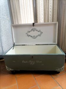 -"coffre vintage kaki blanc avec roulette bronze style campagne intérieur et extérieur