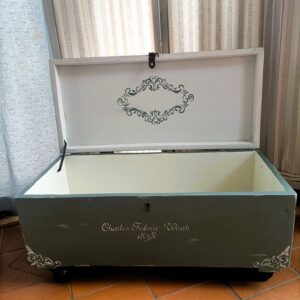 -"coffre vintage kaki blanc avec roulette bronze style campagne intérieur et extérieur