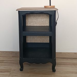 Meuble de rangement en chêne repeint en noir, plateau chêne vernis. style industriel