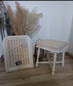 Tabouret pour coiffeuse baroque & Cadre mémo rénovés