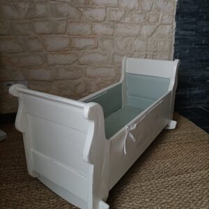 Ancien berceau restauré et relooké couleur lin et vert sauge