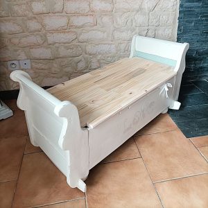 Coffre de rangement enfant issu d'un ancien berceau revisité, stable et fonctionnelle