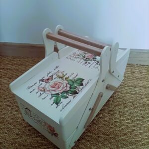 travailleuse-couture-vintage-renovee.jpg