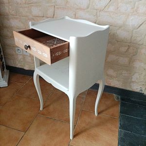 Chevet restauré pieds galbés